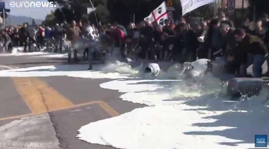 Die Schäfer auf Sardinien haben genug. (Screenshot euronews.com)