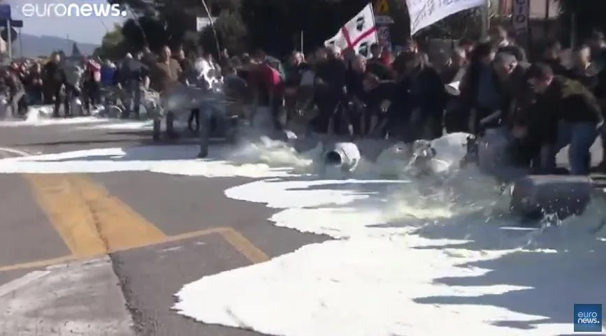 654d1f2c9296ac6fee4f9bf6f0fa5806e9190b07 Die Schäfer auf Sardinien haben genug. (Screenshot euronews.com)