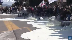 Die Schäfer auf Sardinien haben genug. (Screenshot euronews.com)