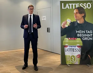Energisch, klar und kompetent erklärte Direktor Xavier Monange das weitere Vorgehen für die Zukunft seiner Firma. Yann Sommer ist offensichtlich damit einverstanden.