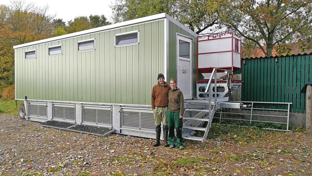 Timo Hussmann und Sandra Honegger vor ihrem Mobilstall. Noch ist das Hühnermobil leer, doch die Hennen ziehen bald ein. Danach gibt es frische Freilandeier im Hofladen zu kaufen.