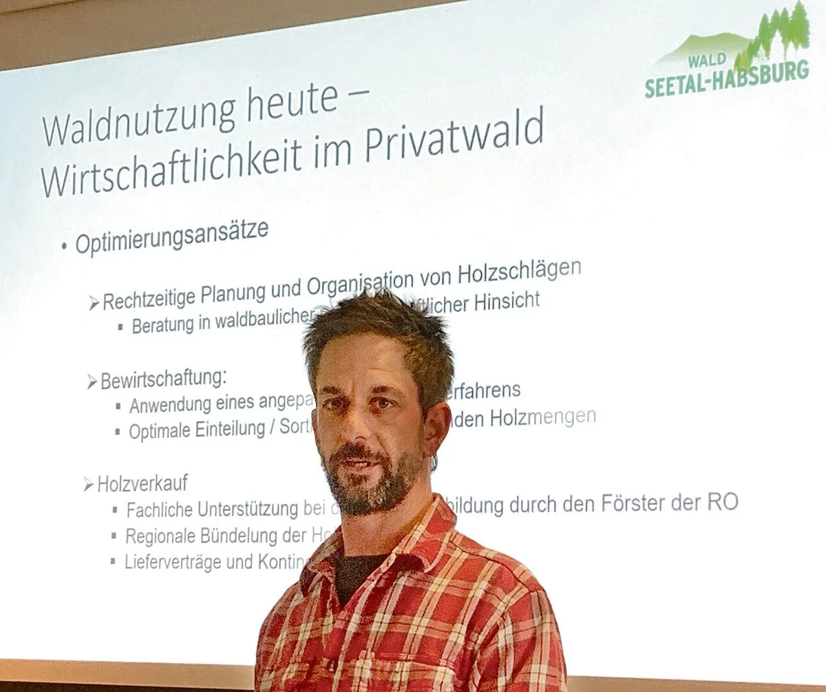 c5545cfe5f93986884453bfb43dd30c8df97e5abd9d9dcd4a75894d08fc896f3 Betriebsförster Lukas Gerig plädierte für mehr Zusammenarbeit unter den Waldeigentümern.