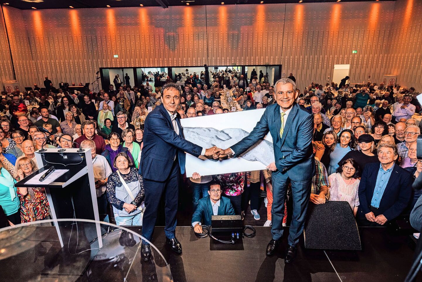 Jeweils ein Grossanlass. Guido Fluri, Intiant der Wiedergutmachungsinitiative, und Bundesrat Beat Jans am letztjährigen Sommerfest des Erzählbistros. Auch dieses Jahr kamen rund 700 Personen.