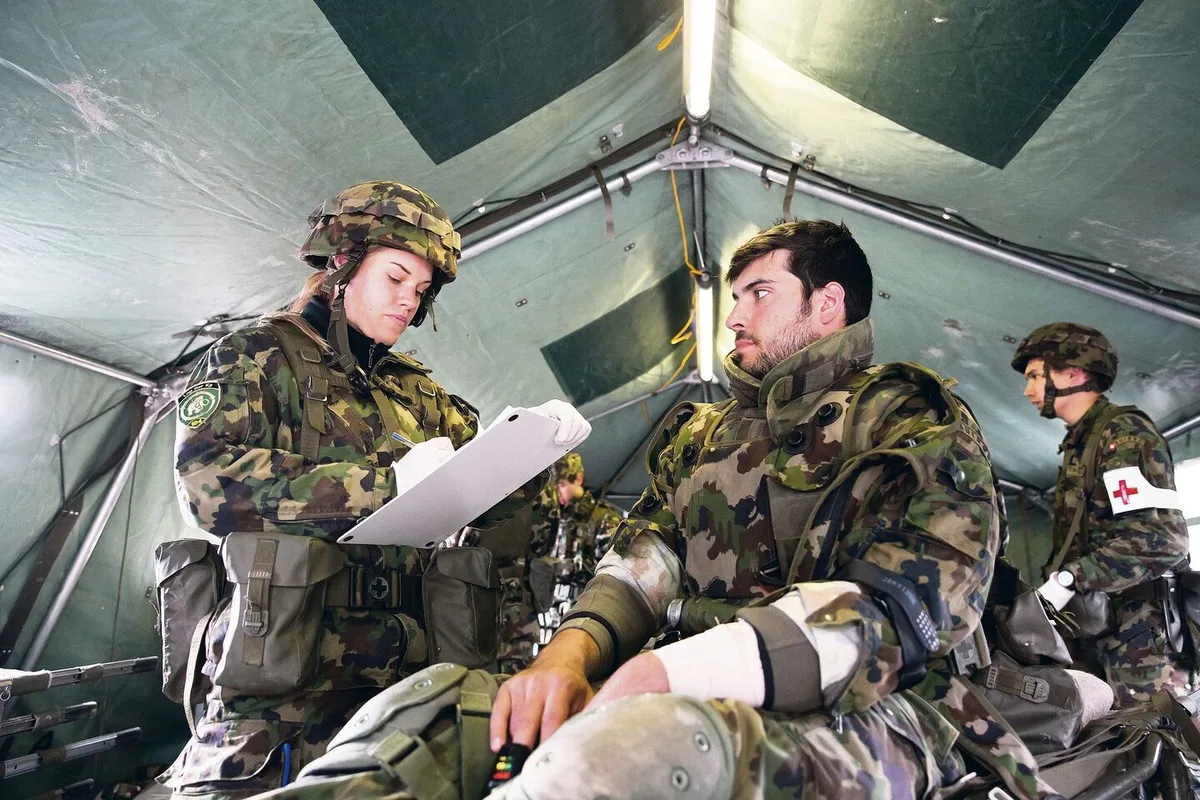 9339f067271332c8af01acde89c96f58e73b51dfd44cbbc90953ef7c357bbb08 Die Armee hat grundsätzlich das Recht, sich auf dem Grundstück eines landwirtschaftlichen Betriebs einzuquartieren. In der Praxis wird meist das Gespräch gesucht.