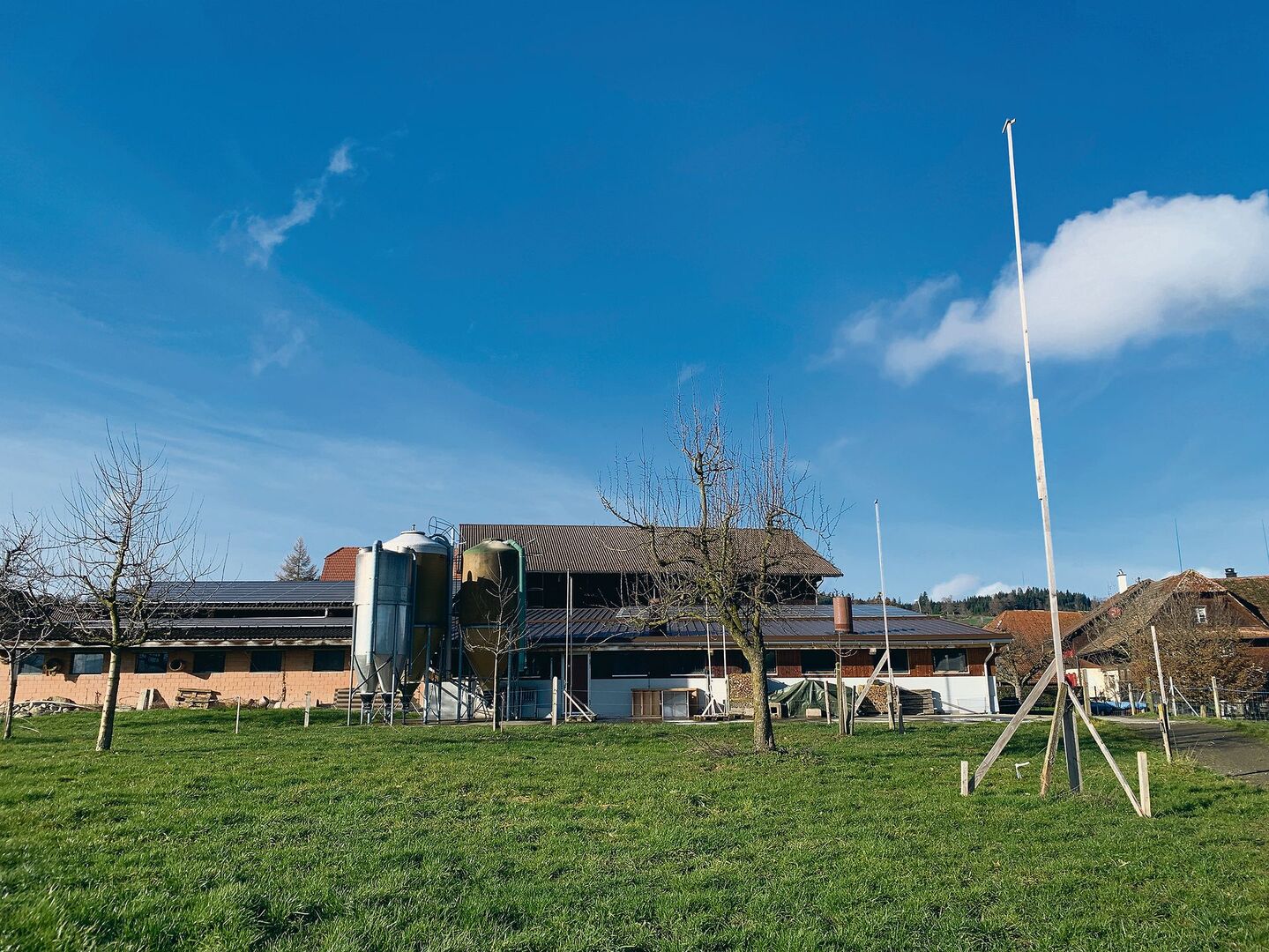 Das Areal für den geplanten Neubau der Milchviehscheune bei Landwirt X, viel weiter weg von Wohngebäuden als bisher. Im Hintergrund die Schweinescheune, wo ein Biowäscher vorgesehen ist.