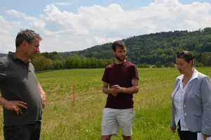 Daniel und David Vetterli (v.l.) im Gespräch mit der Thurgauer Regierungsrätin Carmen Haag. (Bilder Isabelle Schwander)