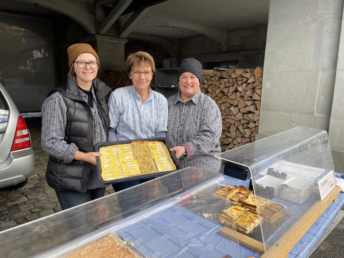 Escholzmatt_1_ Luzerner Bäuerinnen verkauften über 400 Ofenbleche voll Apfelwähen