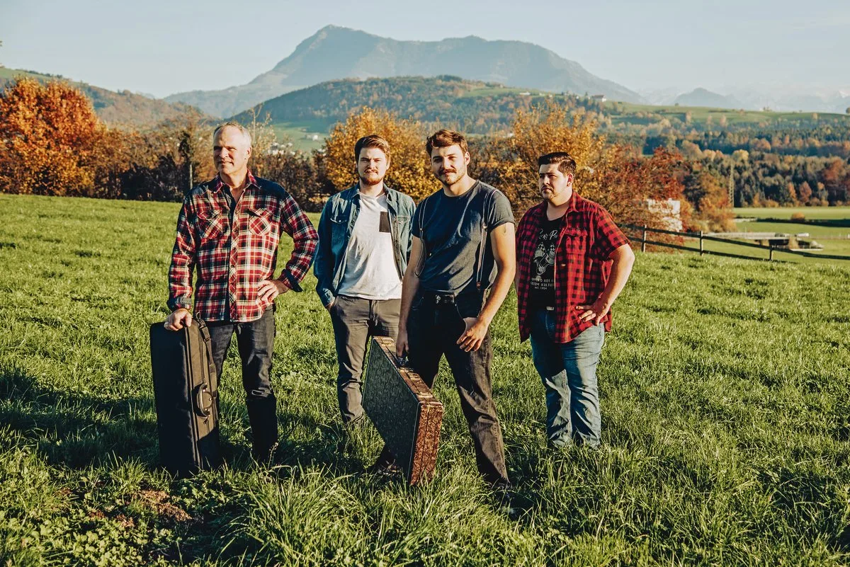 ba49c3c74c641b63ebe0dfcfa4c1130e184fe7db Die Mitglieder von «Hess & The Spanky Hammers» (v. l. n. r.): Fiddler Martin Gugger, Schlagzeuger Jan Mederlett, Bandleader Dario Hess, Multi-Instrumentalist und Sänger Alex Niederhäuser.(Bild zVg)