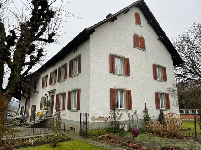 Im Auftrag zu verkaufen: Bauernhaus mit grosser Scheune