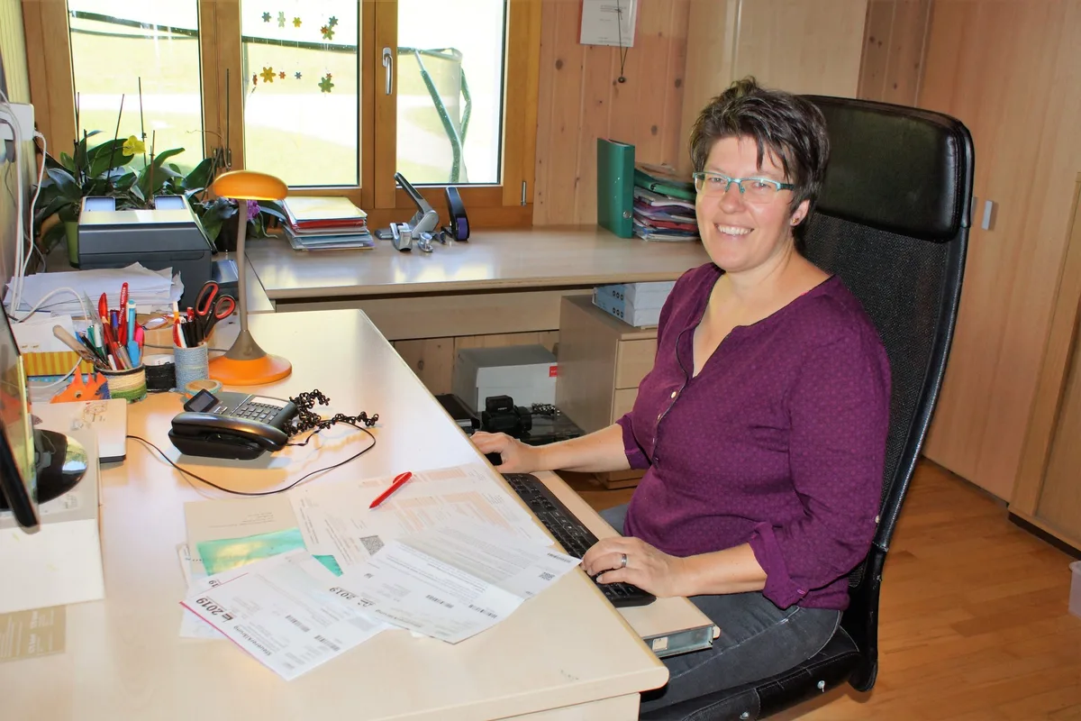 0970a53539cff0c5ae597ba7719884d089325543 Sandra Steffen bietet Hilfeleistung bei allen Büro-Tätigkeiten (Bild SOS Bauernhof-Büro GmbH)
