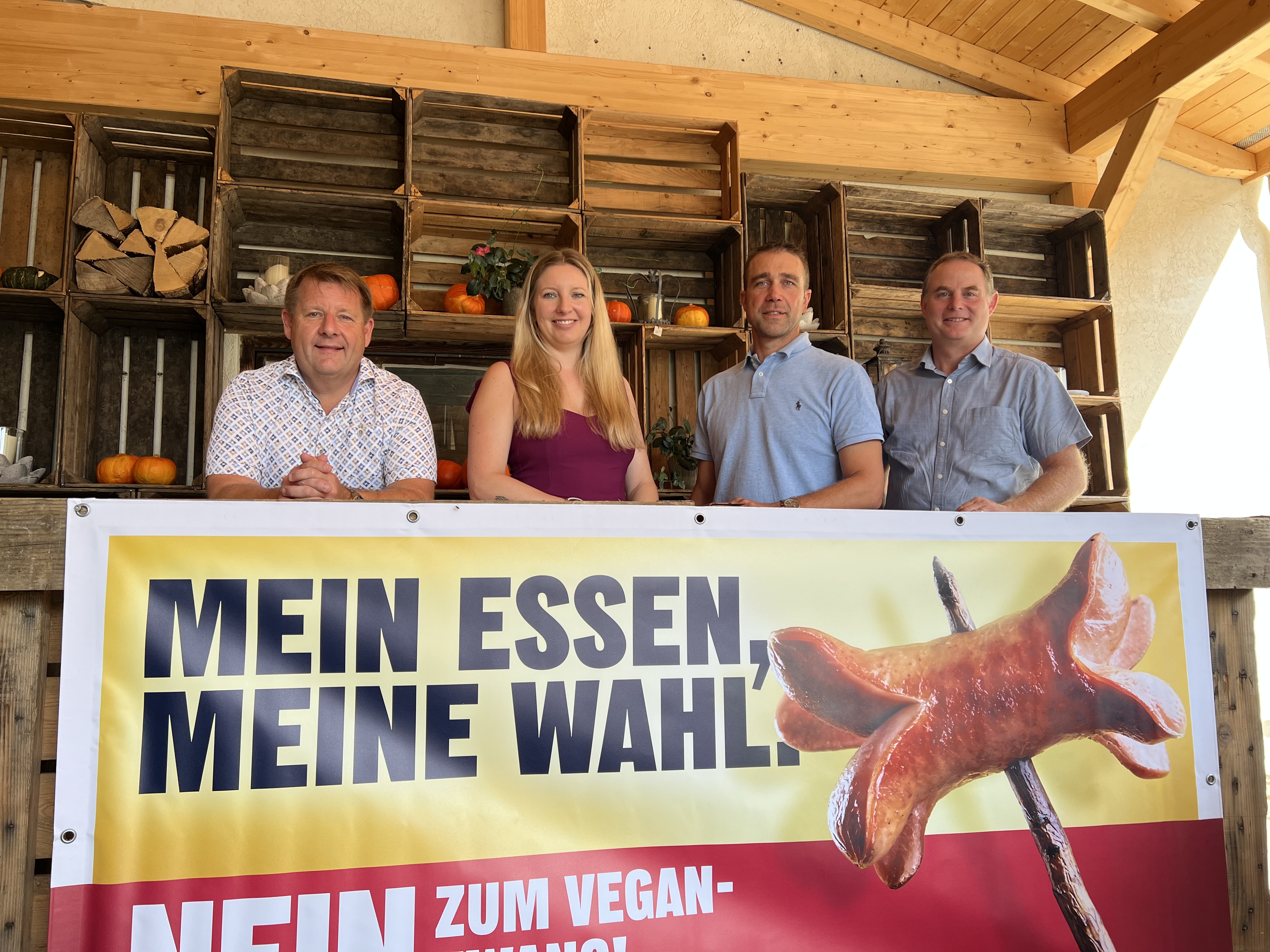 Geeint gegen die Ernährungs-Initiative (v. l.): Moritz Rogger, Gastro Luzern; Chantal Brauchli, KMU- und Gewerbeverband Kanton Luzern; Kilian Boog von der Gemüseproduzentenvereinigung Luzern und LBV-Präsident Markus Kretz.