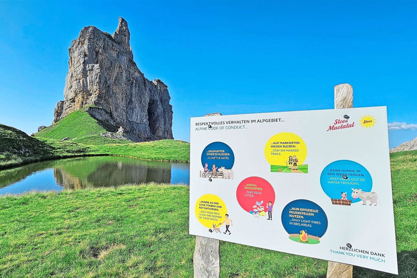 Viele Wanderer haben keinen Bezug mehr zur Alp- und Landwirtschaft und sehen die Alpweiden nicht als Nutzfläche, sondern mehr als Freizeitgebiet.  Aufklärung mittels Hinweistafeln ist entsprechend sinnvoll.
