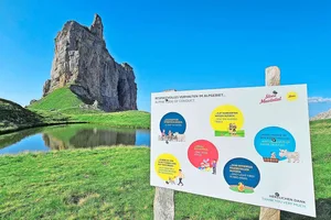 Viele Wanderer haben keinen Bezug mehr zur Alp- und Landwirtschaft und sehen die Alpweiden nicht als Nutzfläche, sondern mehr als Freizeitgebiet. Aufklärung mittels Hinweistafeln ist entsprechend sinnvoll.