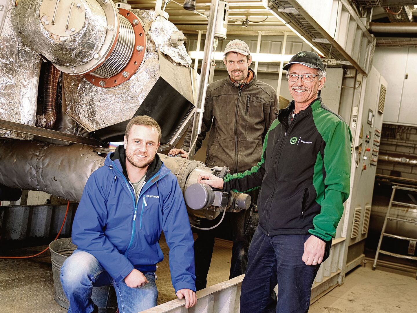 V. l. n. r.: Adrian Würsch, Albin Keiser und Fredy Abächerli von der Verora AG. Sie stellen seit 2012 Pflanzenkohle her und Würsch sieht Holz als besten Rohstoff dafür.