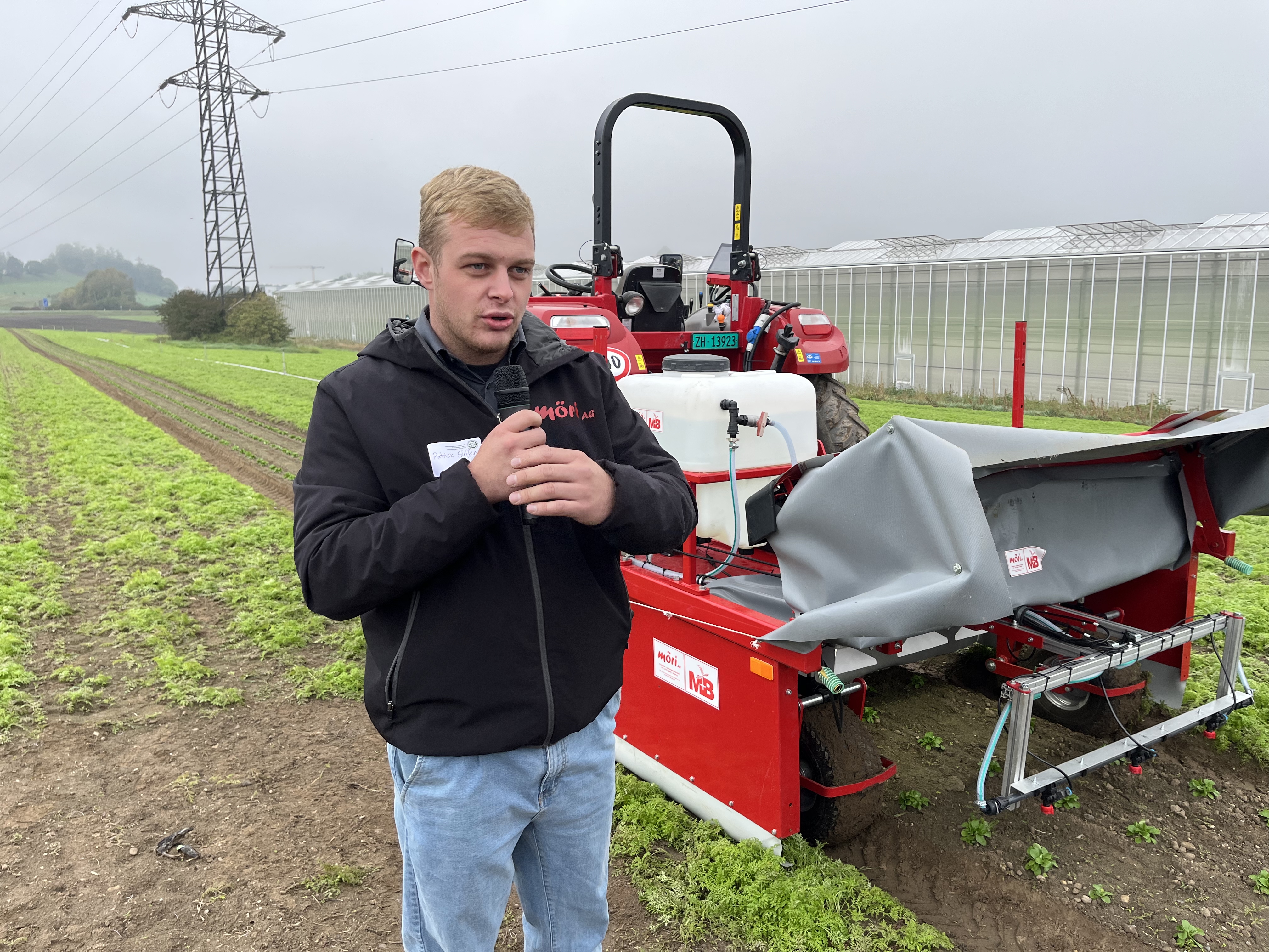 Patrick Steffen von der Möri AG in Aarberg erklärt die Spotspraying-Maschine. Während der Arbeit wird der Deckel mit der Blache geschlossen, so dass praktisch keine Abdrift entstehen kann.