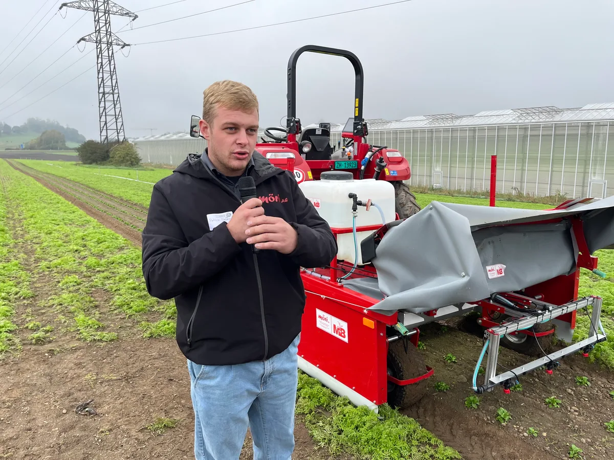 IMG_6454.jpg Patrick Steffen von der Möri AG in Aarberg erklärt die Spotspraying-Maschine. Während der Arbeit wird der Deckel mit der Blache geschlossen, so dass praktisch keine Abdrift entstehen kann.