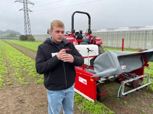 Patrick Steffen von der Möri AG in Aarberg erklärt die Spotspraying-Maschine. Während der Arbeit wird der Deckel mit der Blache geschlossen, so dass praktisch keine Abdrift entstehen kann.