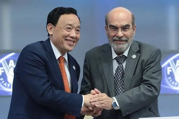3748830ef422aa1de32a782785353aae39ff2829 Der Chinese Qu Dongyu (links) übernahm gestern das Amt des Generaldirektors der Ernährungs- und Landwirtschaftsorganisation der Vereinten Nationen (FAO). Die Amtszeit von Graziano da Silva ist offiziell zu Ende gegangen. (Bild FAO/Alessandra Benedetti)