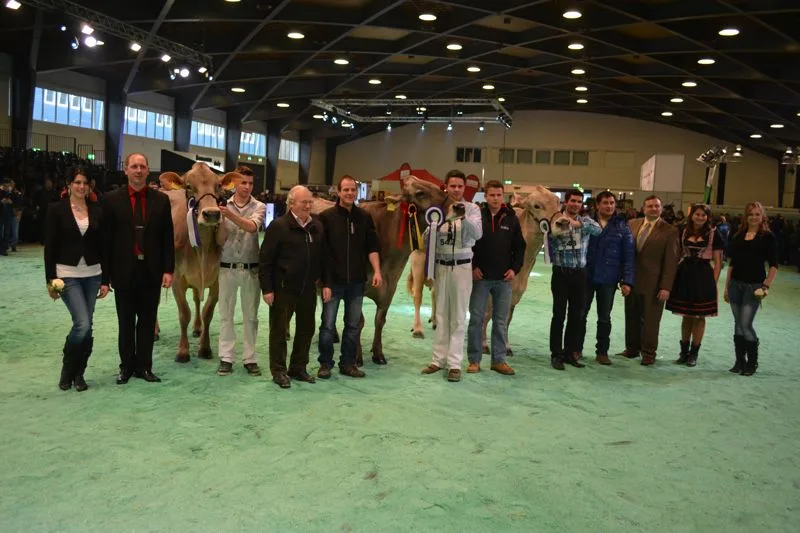 6141d6e68a8cd44e00d63e8452db721dd9ef4b6a Senior Champion (Mitte): Schmibach's Collection Corella, Schauteam Gisler - Pflug und Beni Schmid, Romoos / Reserve Senior Champion (rechts): Wendelins Moiado Legassy, Wendelin Casutt-Cathomen, Falera / Mention Honorable (links): Pius Schuler's Glenn Glena, Paul Kälin-Merz, Steinen