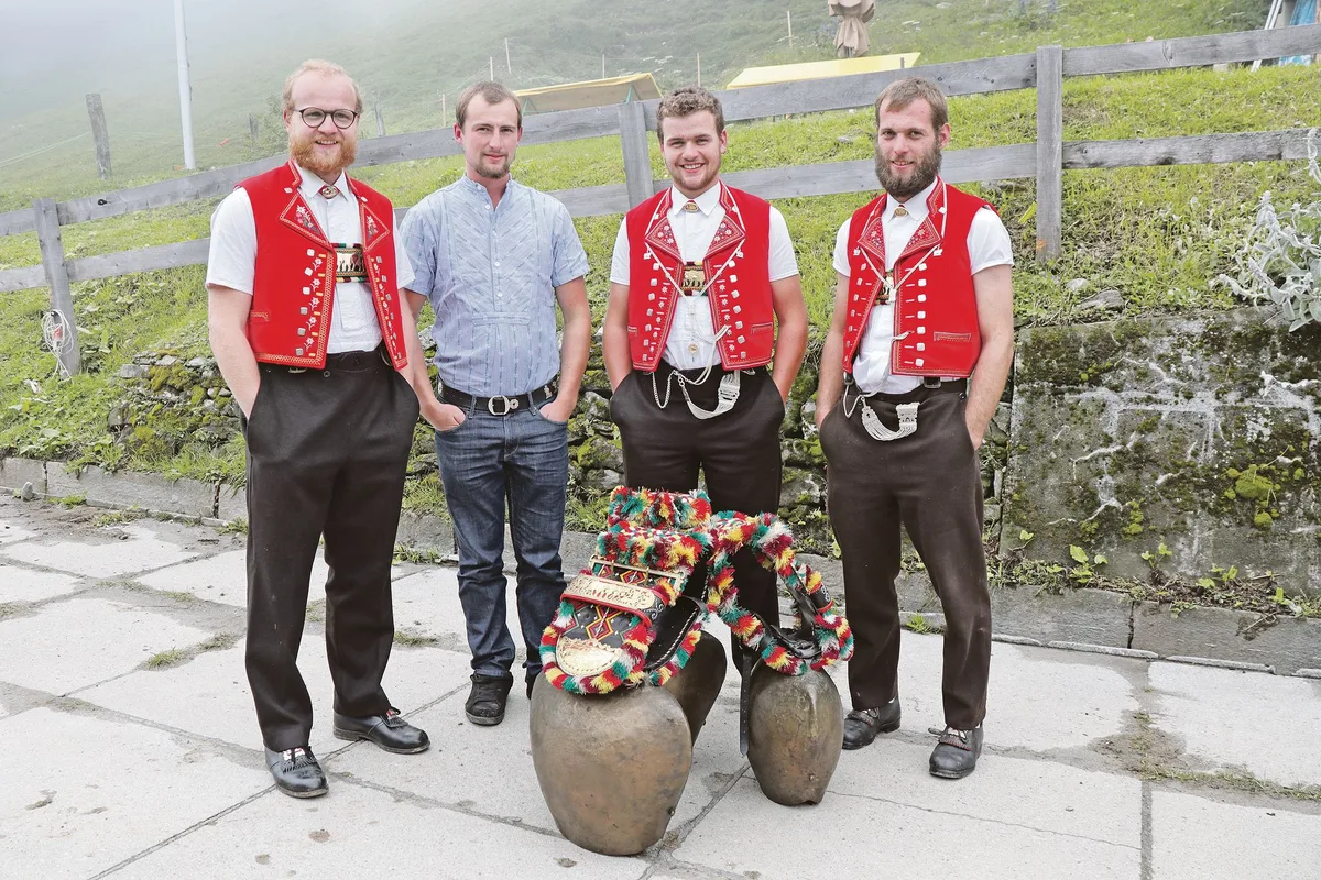 ca41c5cb0ae76216060740afdd1428aa90a07b4f Das neue Team der Alp Malix (v. l. n. r.): Die Brüder Adrian und Matthias Iten, Roman Grob und Damian Krieg, der Senn.(Bilder Verena Crameri-Daeppen)