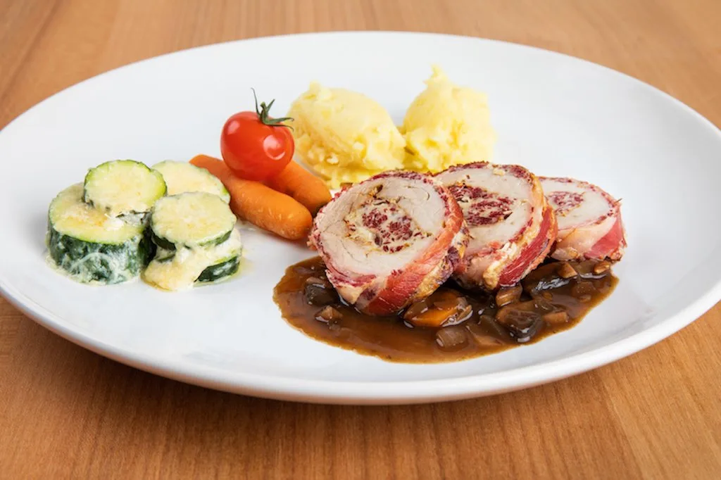 31588ea0cc09fd00045a1d8c6f8904d43108c29f Appenzeller Braten mit brauner Zwiebel-Pilz-Rüeblisauce, Kartoffelstock und Ofen-Zucchetti. (Bild Ueli Christoffel/SRF)