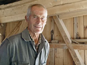 Vor 57 Jahren wurde Lieni Joos von seinem Vater in die Sägereiarbeiten eingeführt. Mit einigen Unterbrüchen bedient er die Säge in Tenna bis auf den heutigen Tag. (Bilder Elisabeth Bardill)