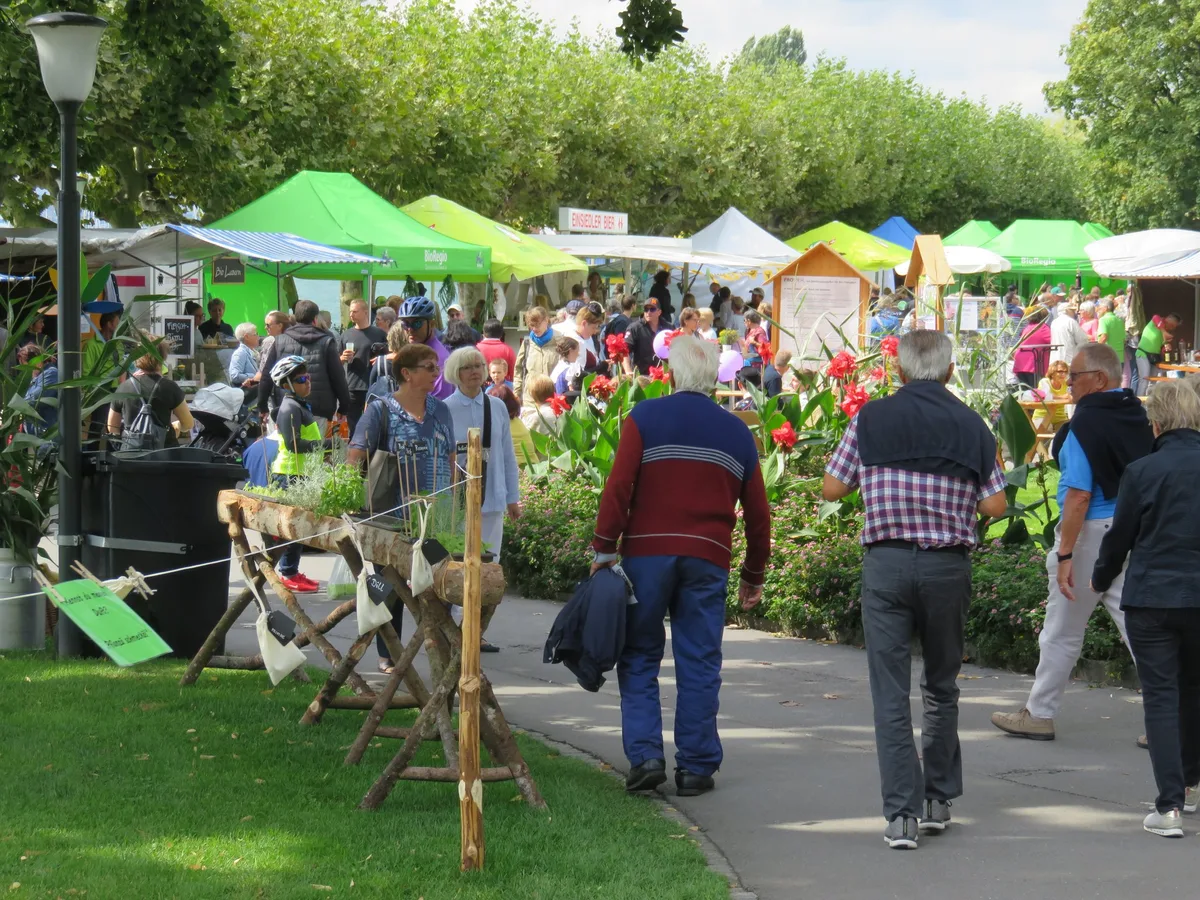 f435e49fe53c0602e5f9ed7566f092408bbc411c Der Biomarkt war trotz des teilweise schlechten Wetters gut besucht. (Bilder Jonas Imfeld)