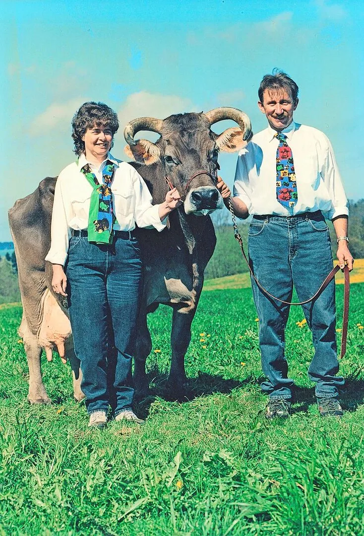 Zusammen mit ihren stolzen Besitzern Erika und Guido Strebel schaffte es die Hornkuh Mörli auf das Titelbild des Fachmagazins «Rinderzucht Braunvieh» und kam damit zu internationaler Medienpräsenz.