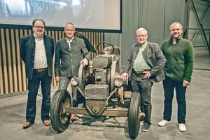 Sepp Nuscheler (2. v. l.) und seine Mitstreiter bilden den ersten Vorstand des Fendt-Classic-Clubs International.