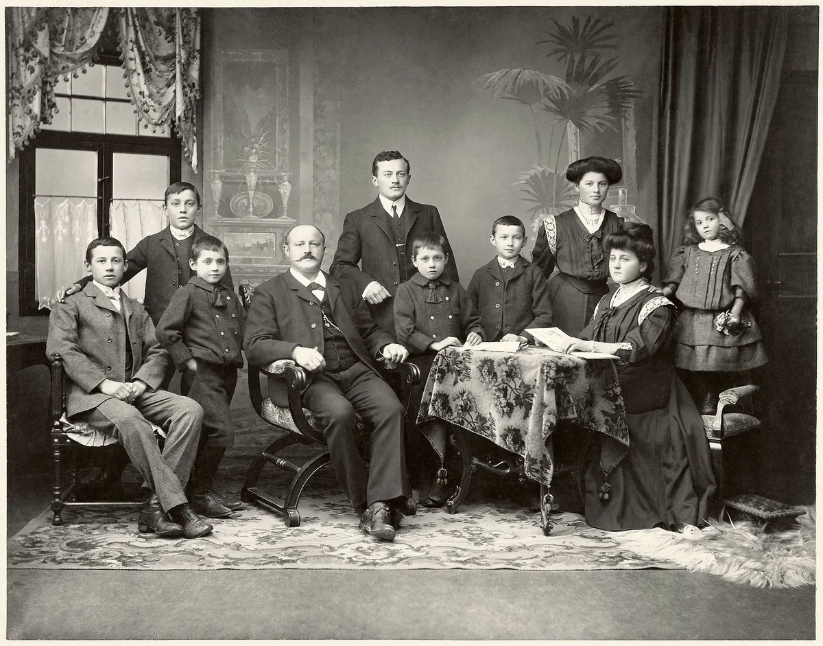 11c676e75cd2431bada8cd9cb066a87ff5277d58 Das Bild, aufgenommen im Jahr 1907 in Chur, zeigt den aus dem Thurgau stammenden Metzger Reinhard-Laurenz-Schmid im Kreise seiner Familie. (Bilder Archiv Familie Hubertus Schmid)