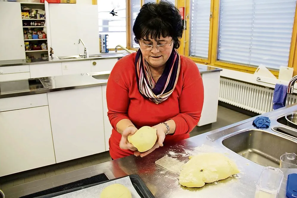 Rezepte mit Biestmilch sind für Annina Mengiardi etwas ganz Besonderes. Früher gehörten sie zum Alltag. (Bild: Martina Fontana)