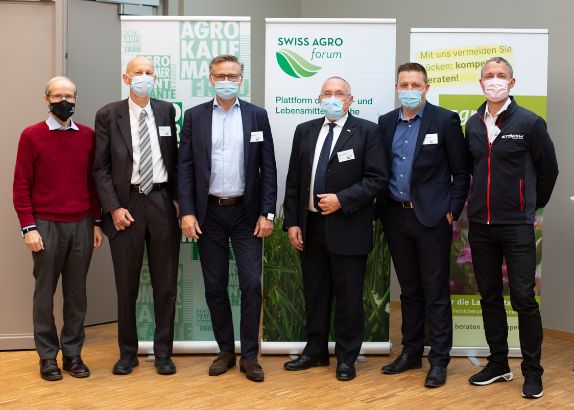 illustre Männerrunde mit Carl Elsener, CEO Victorinox, der ehemalige«Mr. Corona» Daniel Koch, Mario Irminger, CEO Denner, Albert Baumann, noch bis Ende Jahr CEO von Micarna, Forum-Organisator Matthias Zurflüh und Marc Gläser, CEO des Skiherstellers Stöckli Swiss Sports AG (v.l.n.r.). (Bild pd)