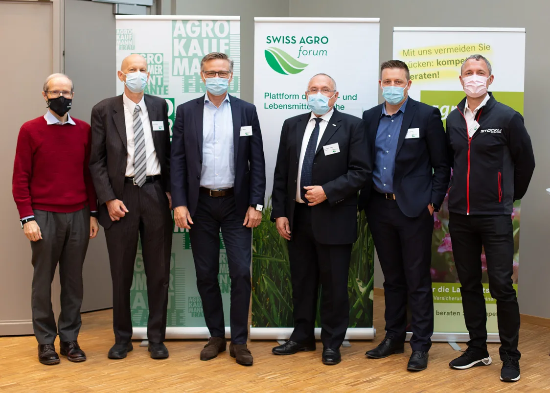 0fc2eed7d16076a8bd5bc33aa6e3aafb6001e06c illustre Männerrunde mit Carl Elsener, CEO Victorinox, der ehemalige«Mr. Corona» Daniel Koch, Mario Irminger, CEO Denner, Albert Baumann, noch bis Ende Jahr CEO von Micarna, Forum-Organisator Matthias Zurflüh und Marc Gläser, CEO des Skiherstellers Stöckli Swiss Sports AG (v.l.n.r.). (Bild pd)