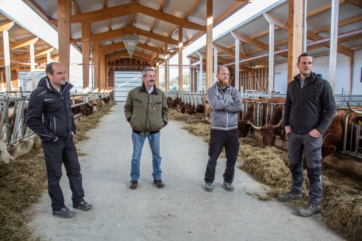 Weil die Zusammenarbeit in der Fruchtfolgegemeinschaft derart gut funktioniert, haben die Landwirte auch einen gemeinsamen Stall gebaut. Christian Stähli (2.v.l.) hat sich altershalber nicht daran beteiligt.