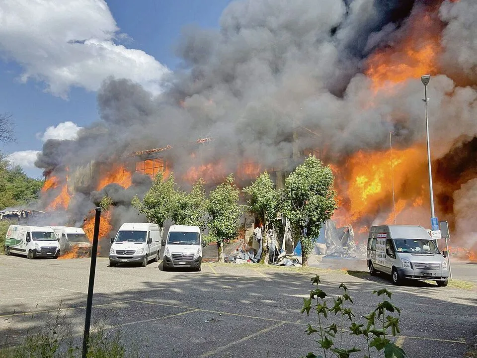 32ab4cba01ffa5027a9f1cb721c905aa1f67c47e27d12ec8de4b49d31d820c1d Der Brand mit der grossen Rauchsäule im Industriegebiet Spreitenbach sorgte Ende Mai für einen Ascheregen auf den umliegenden Feldern.