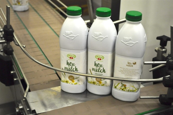 Auch hierzulande wird seit Mai Frühling 2016 Schweizer Heumilch verkauft. (Bild zVg)