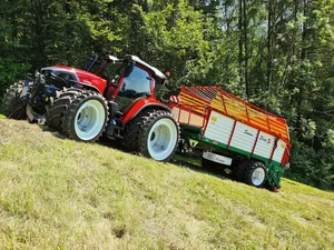 Die Triebachse am Anhänger verbessert die Traktion eines Gespanns. Alle Räder sind angetrieben. Der Schlupf wird reduziert und die Grasnarbe geschont. Der X-Trailer wird mit einer hydraulischen Druckregelung gegenüber dem Zugfahrzeug synchronisiert.