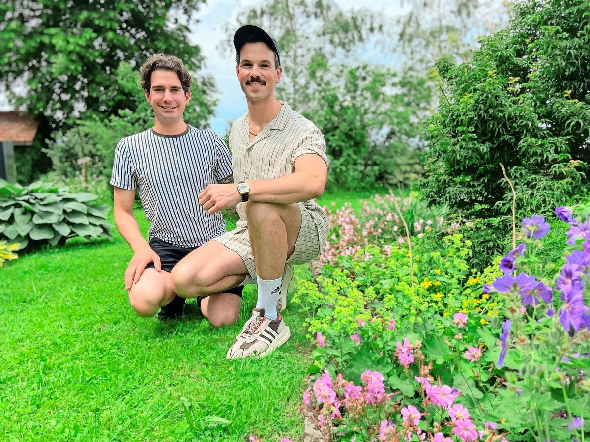 Heute: Sebastian Bütler (links) und Christof Rigert im Garten, wo sich  Gärtner Sebastian austoben kann.