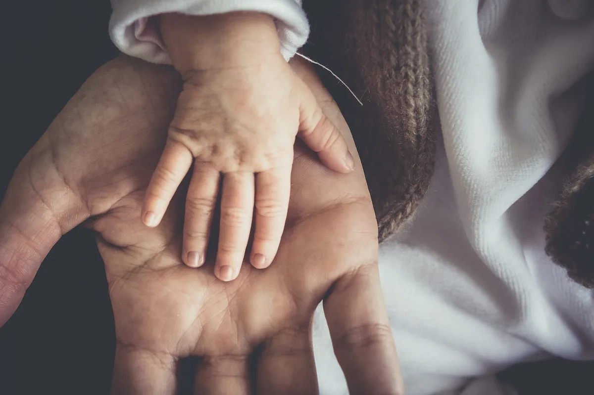Ein bezahlter Vaterschaftsurlaub entspreche dem Bedürfnis der jungen Familien heutzutage und sei deshalb notwendig. (Bild skalekar1992/pixabay)