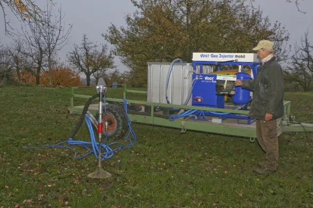 53a396b9d0aab65036c16f076c141ee9d763a519 Hans Brunner arbeitet mit einem mobilen Gerät für Trocken- und Flüssig-Injektionen, um den Boden aufzulockern und Mykorrhizasporen und Bodenbakterien im Wurzelbereich der Bäume zuzuführen. (Bilder Manuel Fischer)