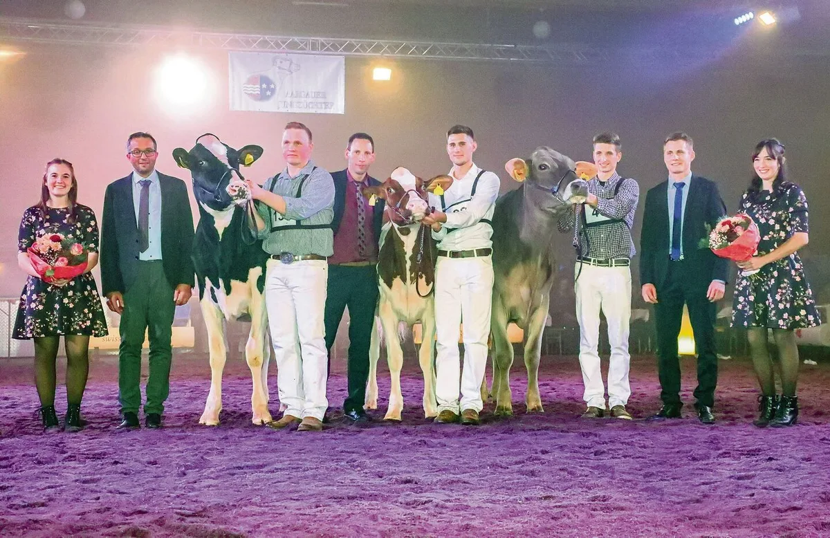 ba1a266a698ba4f72aa29e340244e86e4428bd753a6ee8ab0c84a8331dadce39 Die drei Champion-Rinder der Aargauer Junior Expo mit Richtern und Ehrendamen.