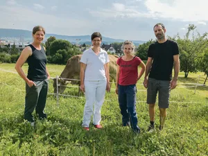 Das Produktionsteam von Basimilch (v. l. n. r.): Die beiden Käserinnen Bettina Wolfgramm und Rosmarie Minder, das Hofbesitzerpaar Anita Triaca und Fabian Brandenberger. (Bild Alexandra Stückelberger)