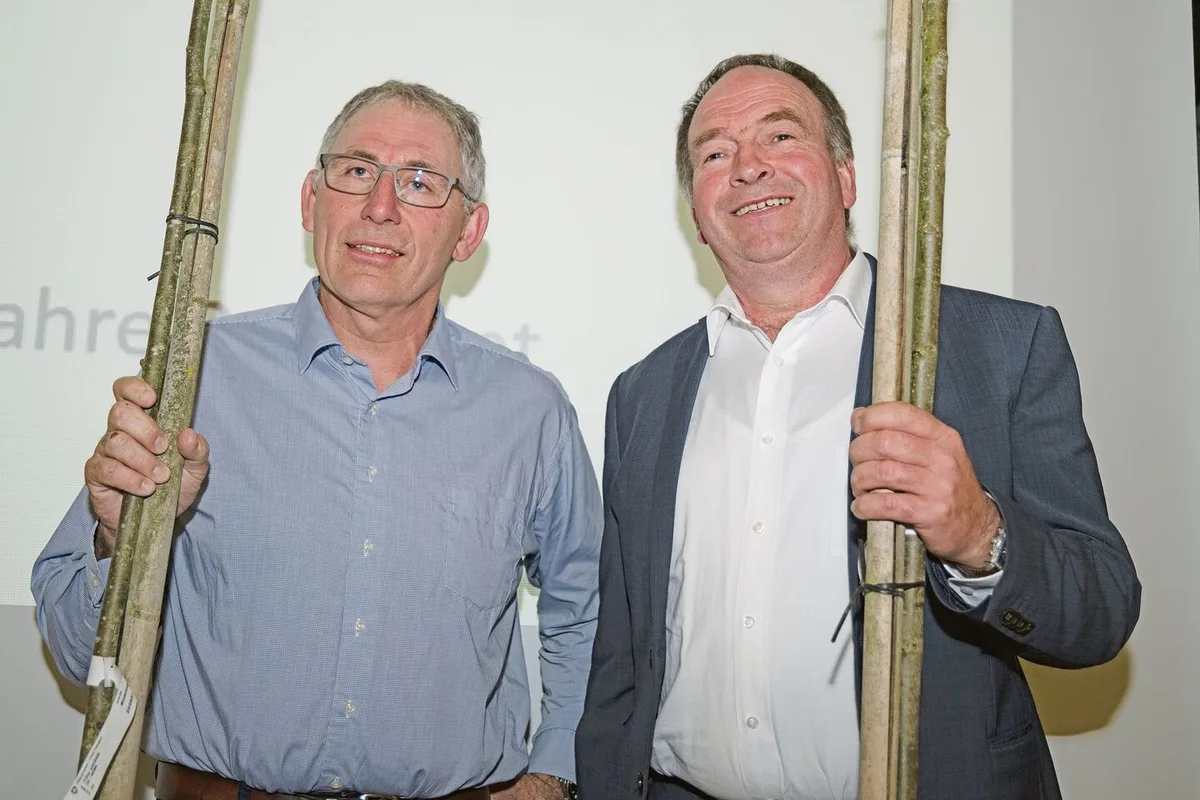c6984f38504bd89828ace556e3b18c289314d12744aa2faad755e9473cc13e29 Die stolzen Ehrenmitglieder Daniel Schreiber (l.) und Alois Huber erhielten einen Jubiläumsbaum geschenkt.