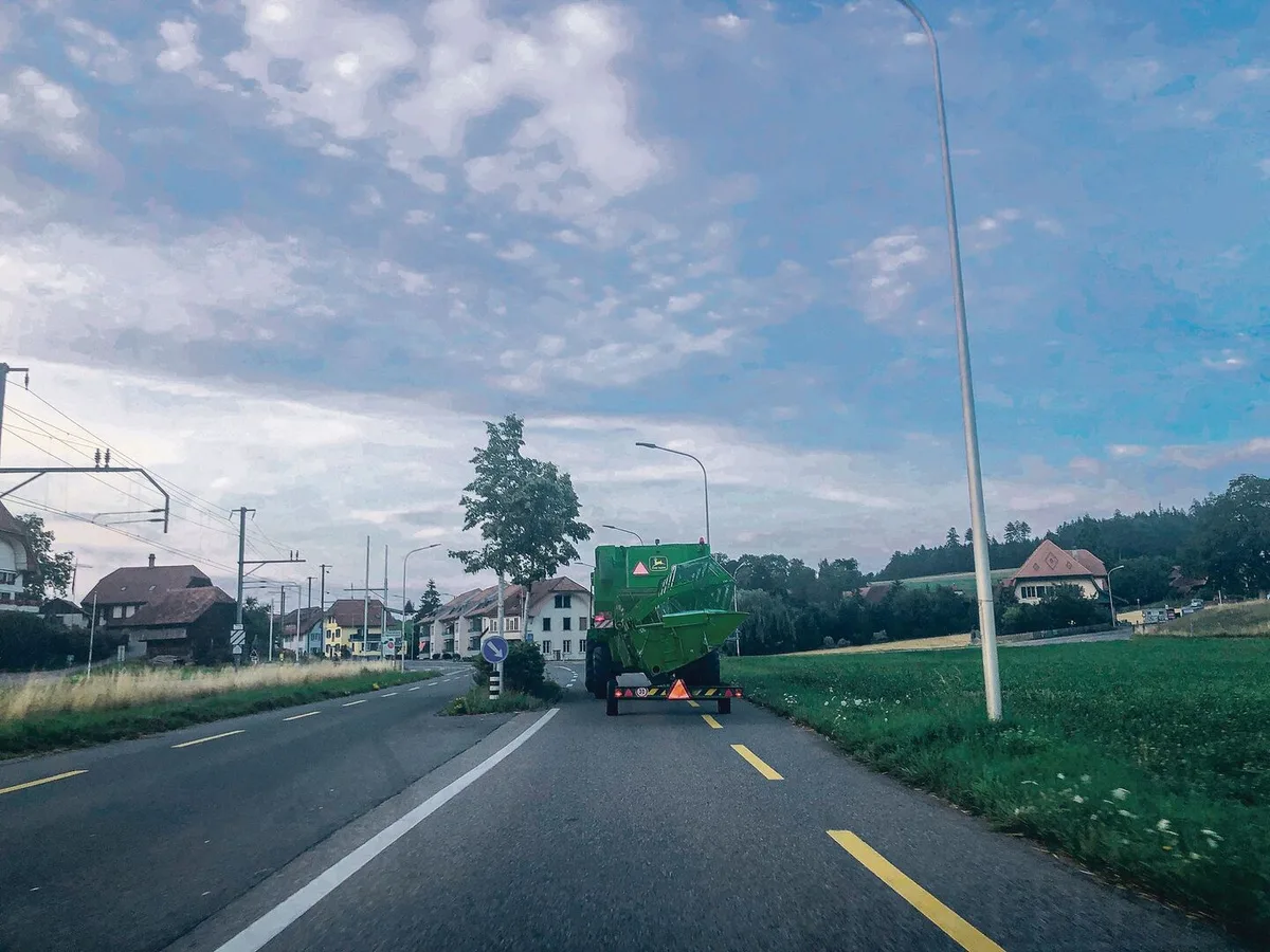 9172bf2ea2c0ead1f273f0306765413b49d0cc8a06e0fd5b36b8e9e9d7affb93 Wenn sich Lohnunternehmen und Landwirt(innen) für ihre Arbeit rechtfertigen müssen, steht die Welt schief. Dabei ist es klar geregelt, was erlaubt ist und was nicht.