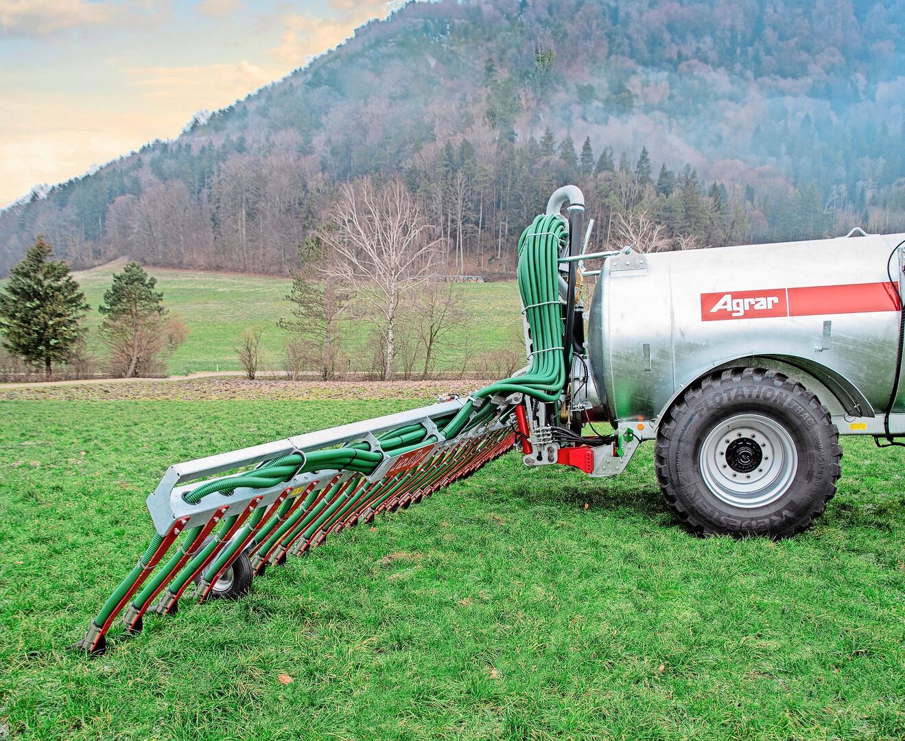 Die Ausbringung flüssiger Hof- und Recyclingdünger mit Schleppschuh wird im Rahmen des Aargauer Massnahmenplan Ammoniak künftig gefördert.