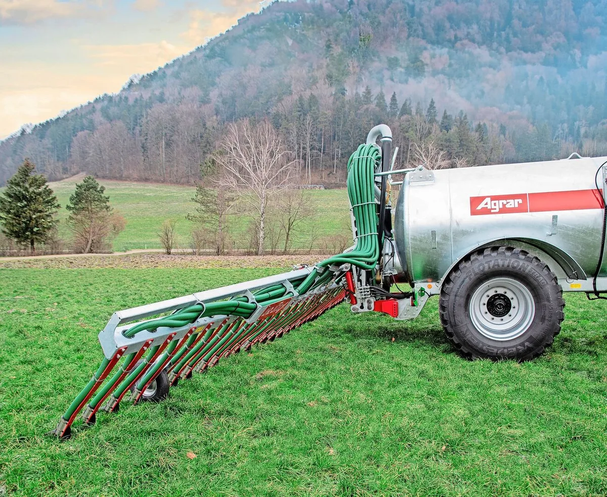 e1a8695ddf780cb03d6eeb738e484db8cb55253a7a4cb12dcad9f2509ea81fcd Die Ausbringung flüssiger Hof- und Recyclingdünger mit Schleppschuh wird im Rahmen des Aargauer Massnahmenplan Ammoniak künftig gefördert.