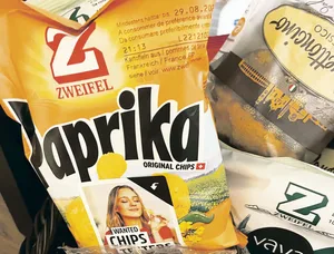 Chips von Zweifel werden derzeit teilweise aus französischen Kartoffeln hergestellt. Dank Flexibilität in der Swissness-Gesetzgebung dürfen sie trotzdem mit Schweizerkreuz ausgezeichnet werden.
