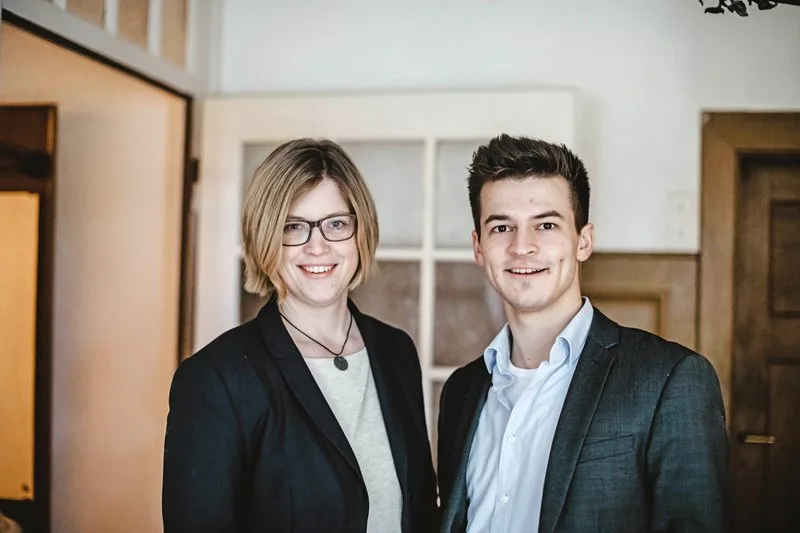 d43754b9dbfb0fbe1308eb7521dce9cdb54bc00f Die Social-Media-Experten Jutta Zeisset und Thomas Fabry. (Bild Verlag Ulmer)