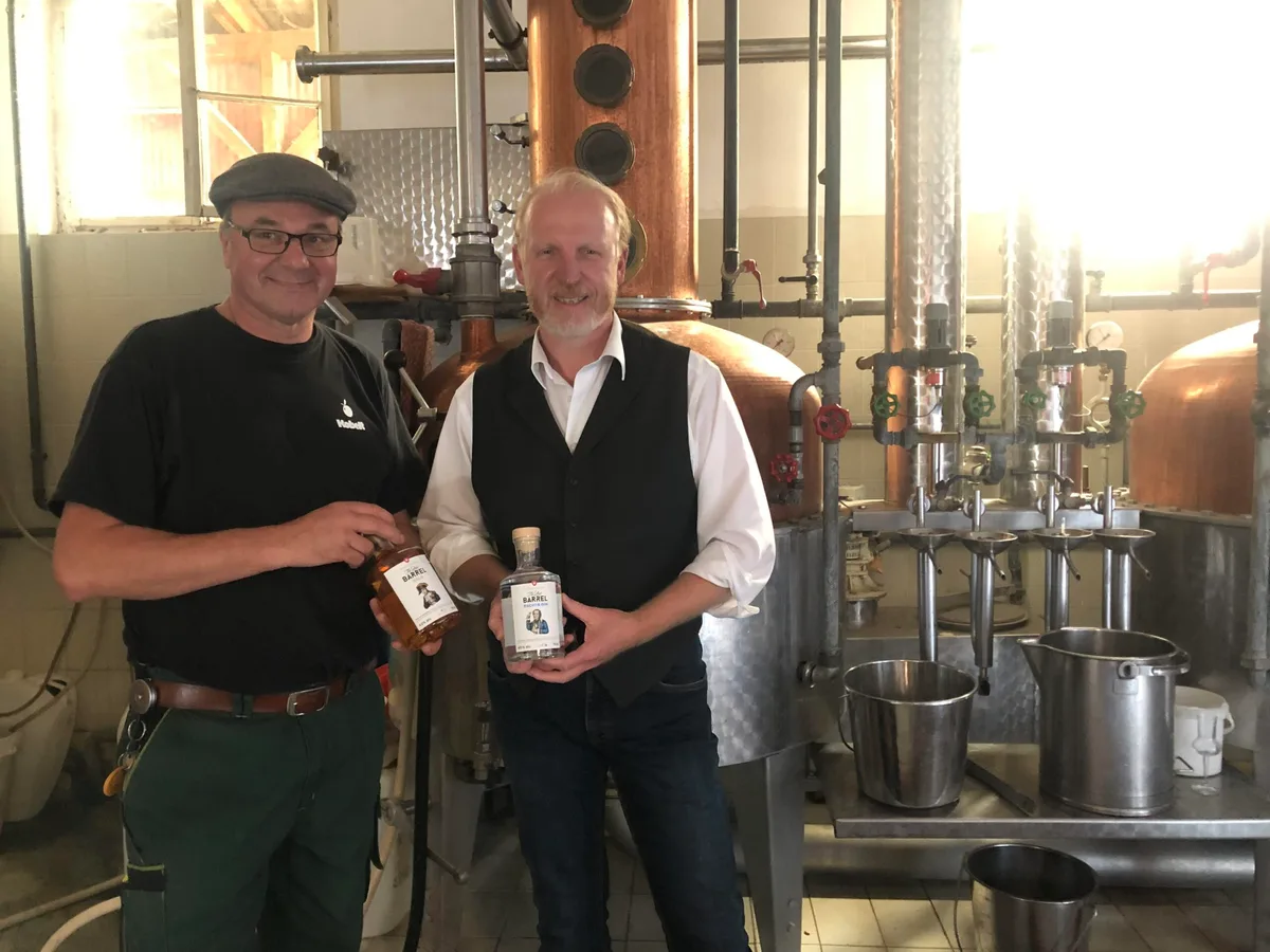 e572ae5ed456a4451b9e6470e57daacb06a7ad60 Ruedi Kobelt (li) und Dieter Messmer haben zusammen an einem Destillat aus Zuckerrübendicksaft getüftelt. Für das Endprodukt wurden sie an der nationalen Spirituosenprämierung mit Gold und Silber ausgezeichnet. (Bilder Esther Thalmann