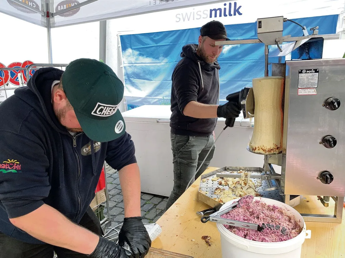 aacd12f5e2dc7a67f874b26d8553f5ab5e0615d3970dd23a912e81f77fb7fc9f Innovation aufgrund neuer Konsumtrends. Die Wildberg Käse AG bot einen «Cheebab» an. Statt Fleisch wurde Käse geschabt.